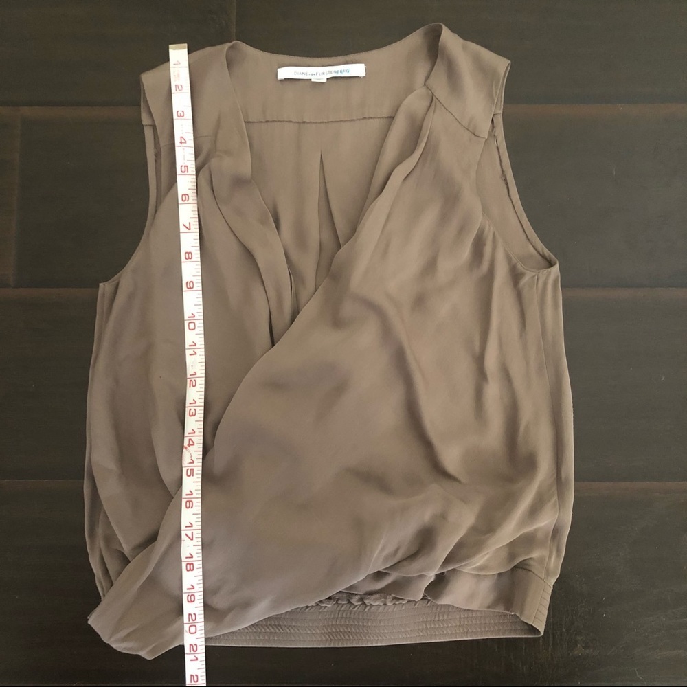 Diane von Furstenberg DVF Issie Silk Surplice Wrap Blouse Taupe Size 2 - Picture 11 of 15